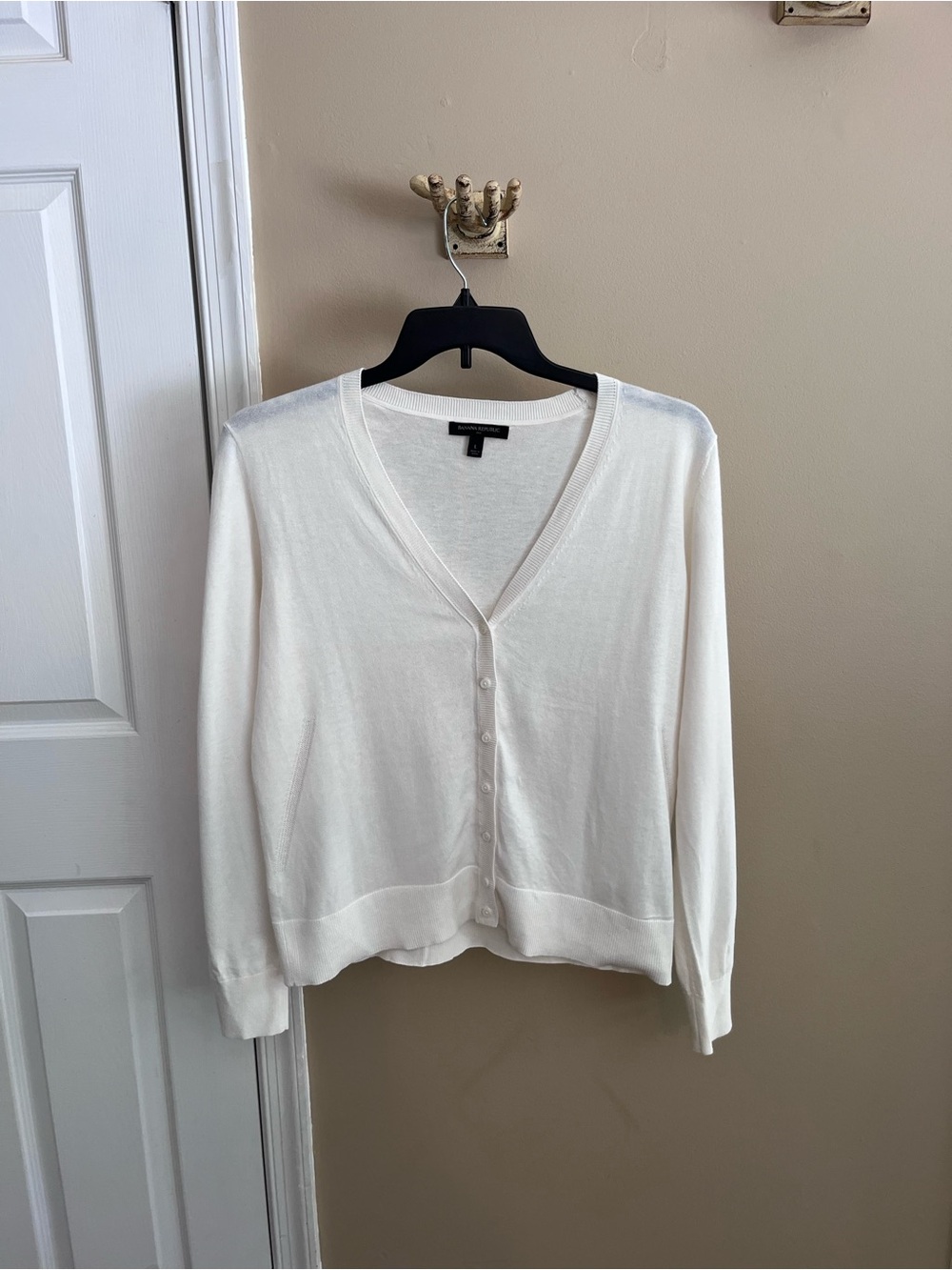Banana Republic Cream V‑Neck Button Front Cardigan